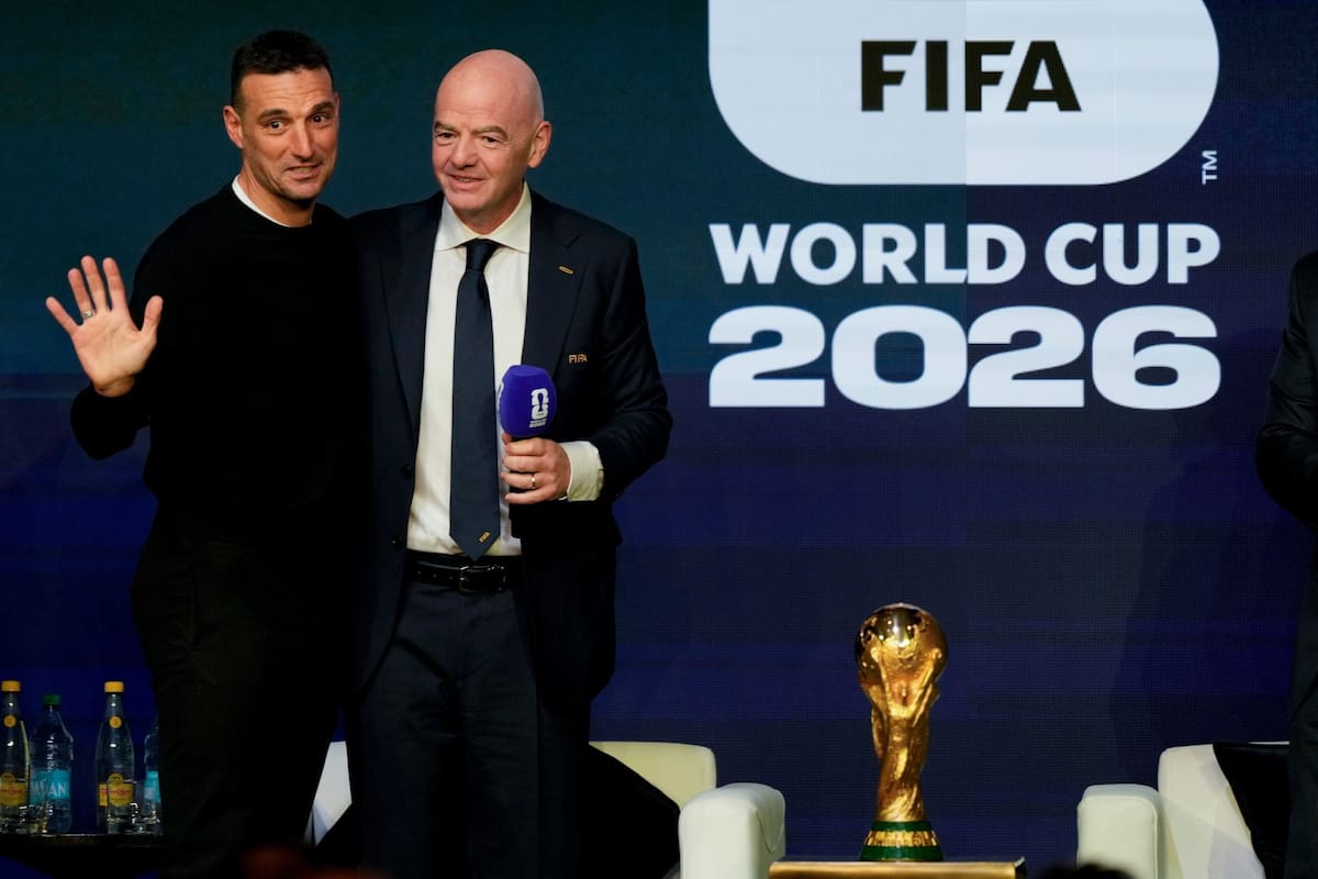El entrenador argentino Lionel Scaloni, junto al presidente de FIFA Gianni Infantino, este sábado en la gala que dio a conocer los horarios