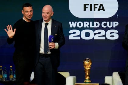 El entrenador argentino Lionel Scaloni, junto al presidente de FIFA Gianni Infantino, este sábado en la gala que dio a conocer los horarios