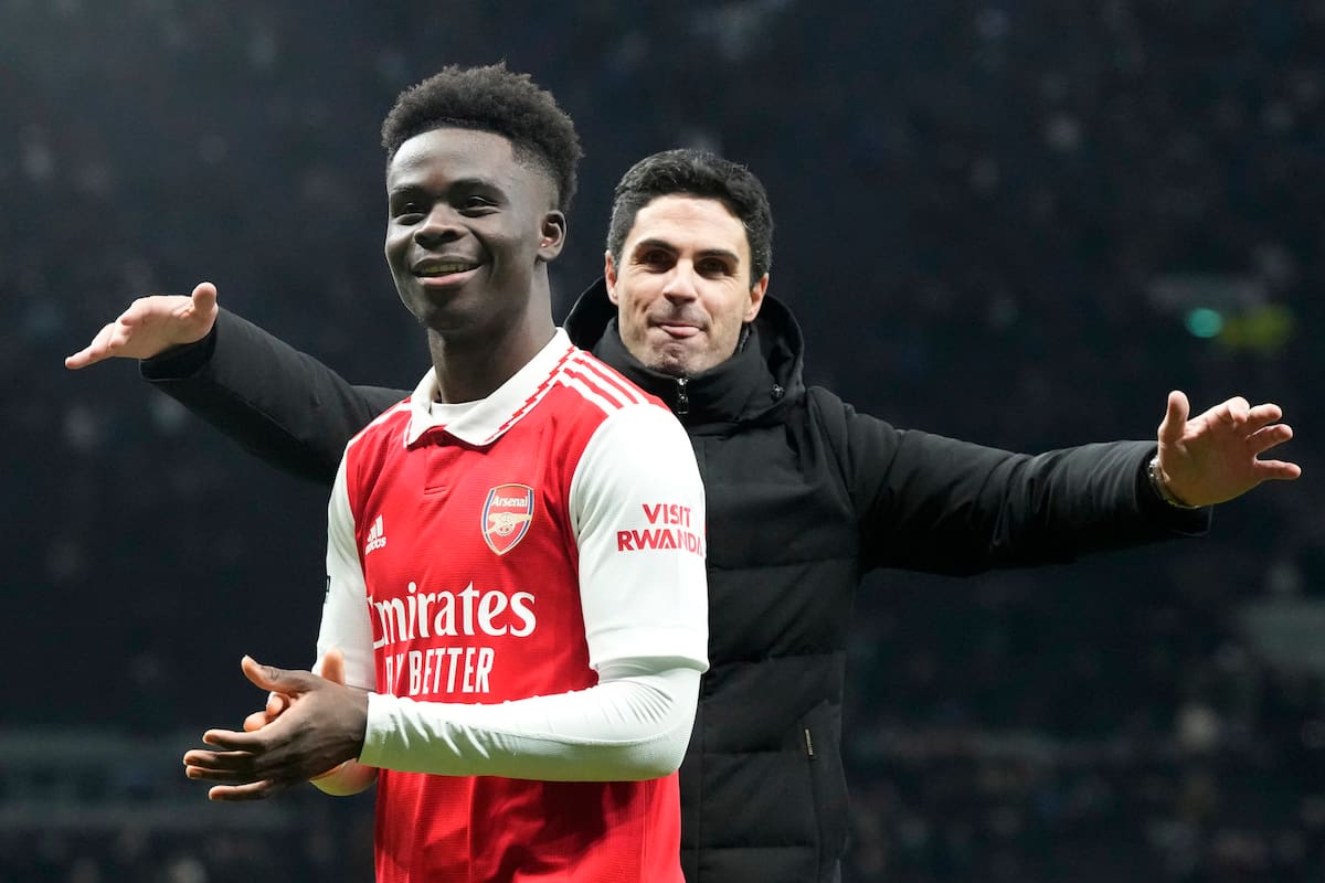 El entrenador Arteta va a abrazar a Buyako Saka, una de las figuras de Arsenal