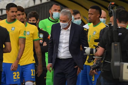 El entrenador brasileño Tite se va después de que los empleados de la Agencia Nacional de Vigilancia Sanitaria (Anvisa) entraran al campo durante el partido