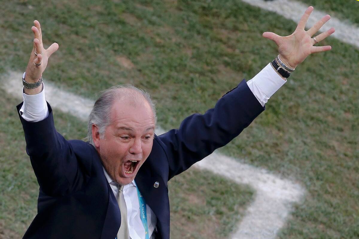 El entrenador de Argentina Alejandro Sabella aplaude mientras celebra la victoria de su equipo sobre Suiza después de su partido de octavos de final de la Copa del Mundo 2014 en el estadio Corinthians en Sao Paulo el 1 de julio de 2014. REUTERS / Paulo Whitaker