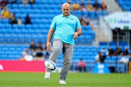 El entrenador de Argentina, Mario Ledesma, patea un balón mientras su equipo calienta antes de su partido de prueba del Campeonato de Rugby contra Australia en Gold Coast, Australia, el sábado 2 de octubre de 2021. "Nunca pensé en renunciar", dijo esta semana tras la pobre producción del equipo a lo largo del 2021