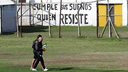 El entrenador de Comunicaciones, Alejandro Orfila, en la práctica de ayer; enojo con el árbitro Vigliano