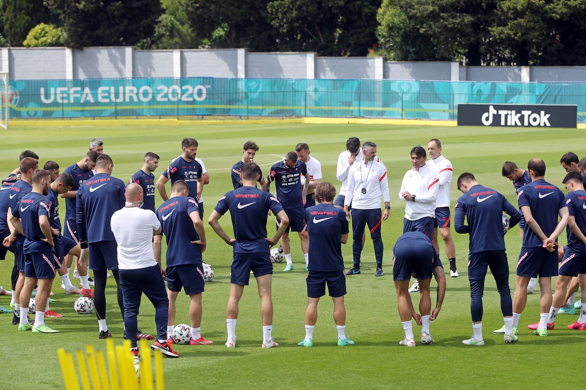El entrenador de Croacia, Zlatko Dalic, habla con sus jugadores durante un entrenamiento en el estadio NK Rovinj, antes de la disputar la Eurocopa.