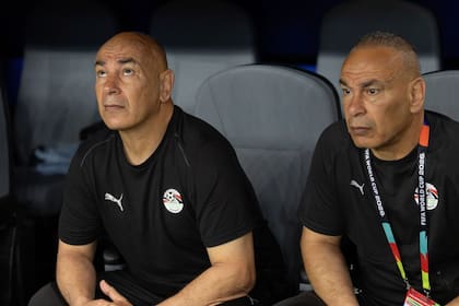 El entrenador de Egipto, Hossam Hassan junto a su hermano Ibrahim; una pareja técnica que quiere dar el gran golpe. Photo: Daniel Mcgregor-Huyer/ZUMA Press Wire/dpa