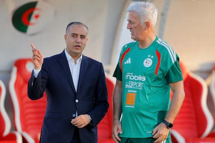 El entrenador de la selección de Argelia, Vladimir Petkovic, a la derecha, junto a Walid Sadi, presidente de la federación argelina de fútbol