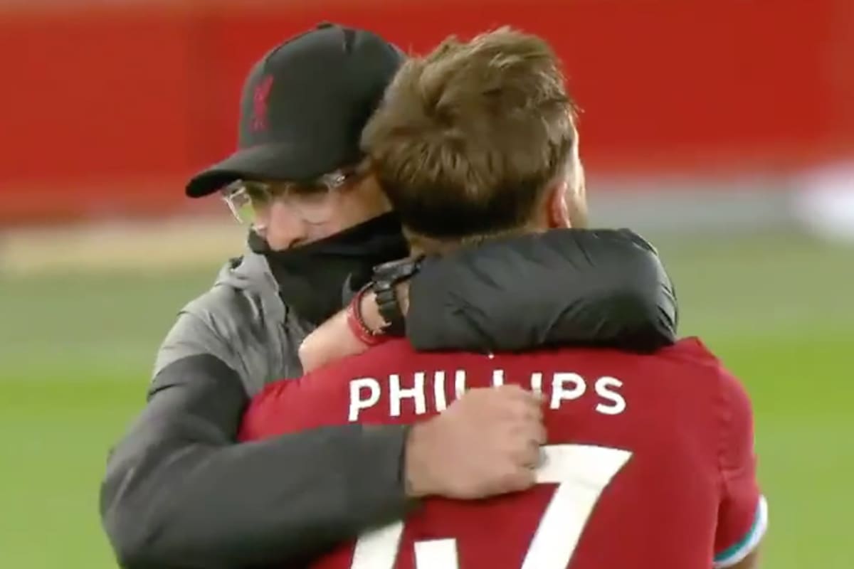 El entrenador de Liverpool abrazó a Phillips para felicitarlo por el partido que hizo. Crédito: Captura de video