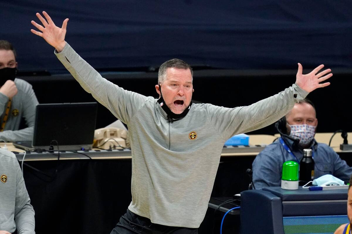 El entrenador de los Denver Nuggets, Michael Malone, hace gestos durante la segunda mitad del juego de baloncesto de la NBA del equipo contra los Golden State Warriors el jueves 14 de enero de 2021 en Denver. Los Nuggets ganaron 114-104.)