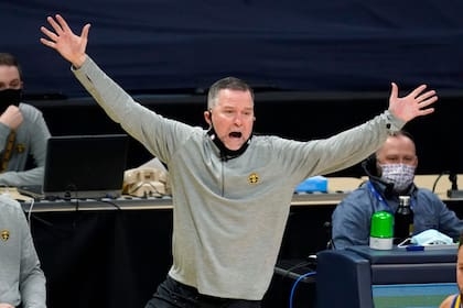 El entrenador de los Denver Nuggets, Michael Malone, hace gestos durante la segunda mitad del juego de baloncesto de la NBA del equipo contra los Golden State Warriors el jueves 14 de enero de 2021 en Denver. Los Nuggets ganaron 114-104.)