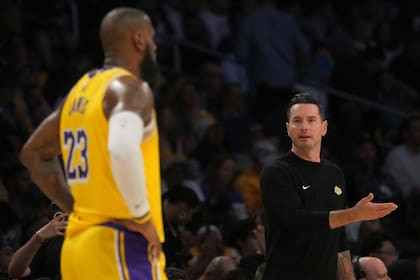El entrenador de los Lakers de Los Ángeles JJ Redick observa al alero LeBron James en el encuentro ante los Timberwolves de Minnesota el martes 22 de octubre del 2024. (AP Foto/Eric Thayer)