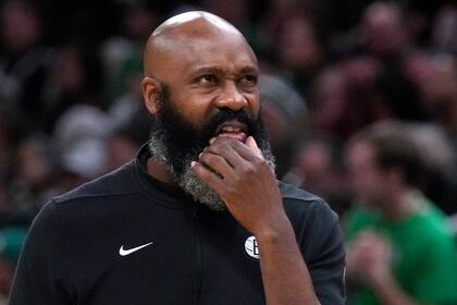 El entrenador de los Nets de Brooklyn Jacque Vaughn observa a la pizarra durante el partido contra los Celtics de Boston, el miércoles 14 de febrero de 2024, en Boston. (AP Foto/Charles Krupa)