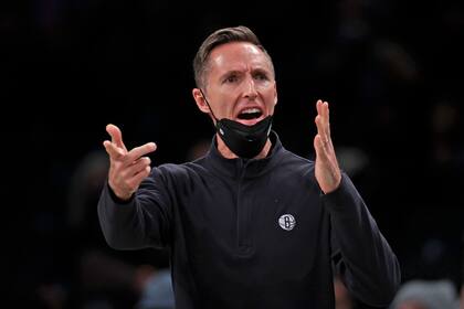 El entrenador de los Nets de Brooklyn Steve Nash reacciona a una decisión arbitral en un partido de la NBA contra los Raptors de Toronto el 14 de diciembre del 2021 en Nueva York. (AP Foto/Adam Hunger)