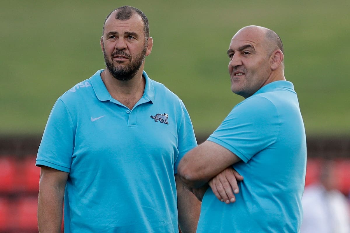 El entrenador de Los Pumas, Mario Ledesma, junto a su asistente, Michael Cheika, antes del partido frente a los All Blacks en Newcastle, Australia.