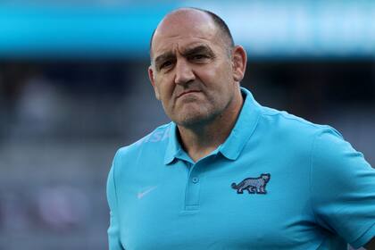 El entrenador de los pumas Mario Ledesma, observa antes del partido de rugby de las Tres Naciones de 2020 entre Nueva Zelanda y Argentina