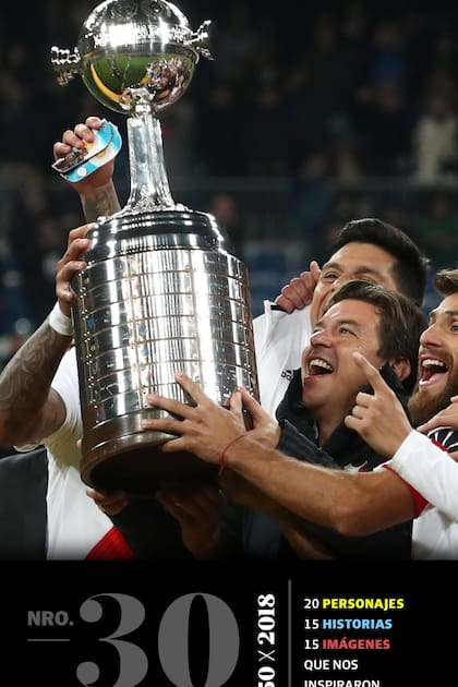El entrenador de River Plate Marcelo Gallardo levanta el trofeo con los jugadores después de ganar la final de la Copa Libertadores