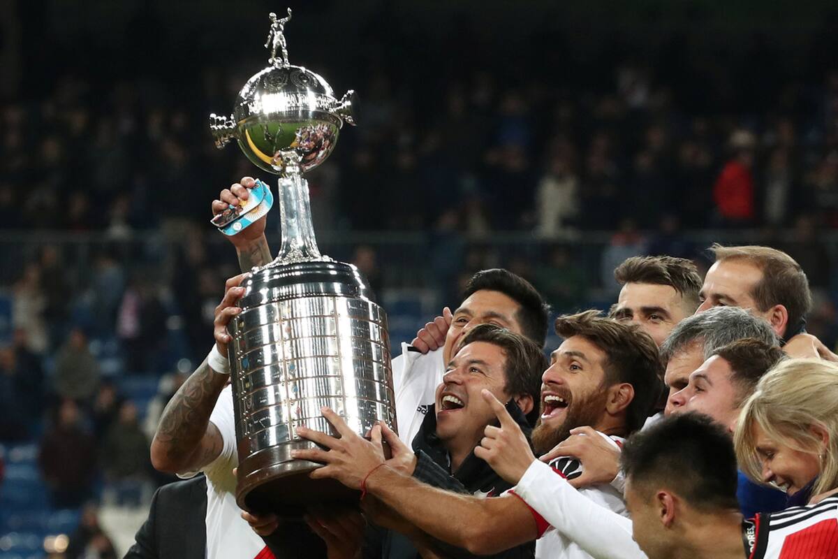 El entrenador de River Plate Marcelo Gallardo levanta el trofeo con los jugadores después de ganar la final de la Copa Libertadores
