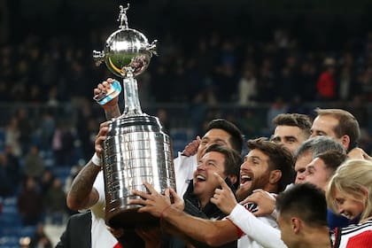 El entrenador de River Plate Marcelo Gallardo levanta el trofeo con los jugadores después de ganar la final de la Copa Libertadores