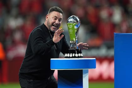 El entrenador de Toluca, Antonio Mohamed, y uno de los trofeos que ganó en 2025; en este caso, el torneo Clausura