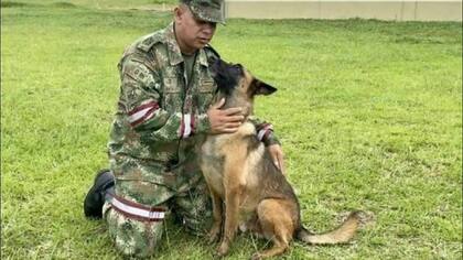 El entrenador de Wilson junto al perro