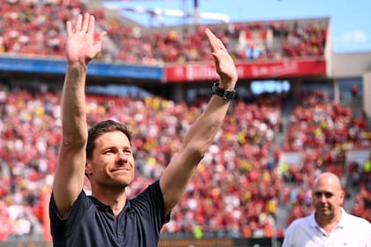 El entrenador del Bayer Leverkusen Xabi Alonso se despide de la afición antes del encuentro ante el Borussia Dortmund en la Bundesliga el domino 11 de mayo del 2025. (Marius Becker/dpa via AP)