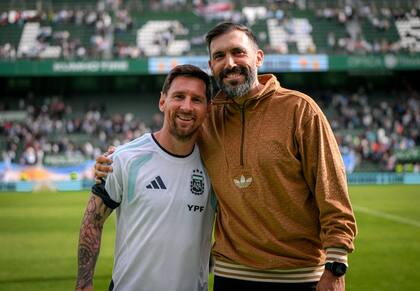 El entrenador del Elche, Eder Sarabia, se reencontró con Messi, a quien dirigió como ayudante en el Barcelona