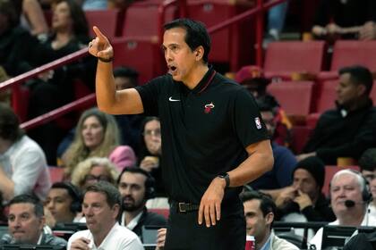 El entrenador del Heat de Miami Erik Spoelstra durante el partido contra los Rockets de Houston, el lunes 8 de enero de 2024, en Miami. (AP Foto/Marta Lavandier)