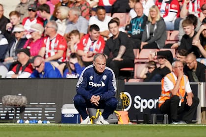 El entrenador del Leeds United, Marcelo Bielsa, atento a las acciones del partido frente a Southampton