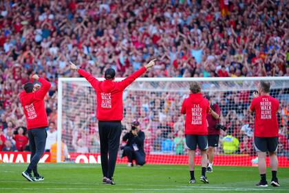 El entrenador del Liverpool, Jurgen Klopp, reacciona a los aficionados después del partido de fútbol de la Liga Premier inglesa entre el Liverpool y el Wolverhampton Wanderers en el estadio de Anfield en Liverpool, Inglaterra, el domingo 19 de mayo de 2024. (AP Foto/Jon Super)
