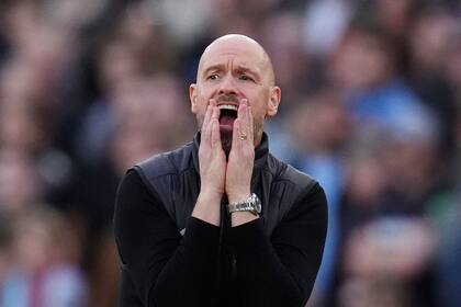 El entrenador del Manchester United, Erik ten Hag, reacciona durante el partido de fútbol de la Premier League inglesa entre el West Ham United y el Manchester United en el London Stadium de Londres, el domingo 27 de octubre de 2024. (John Walton/PA vía AP)