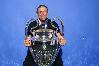 El entrenador del Paris, Luis Enrique, con la orejona (UEFA)