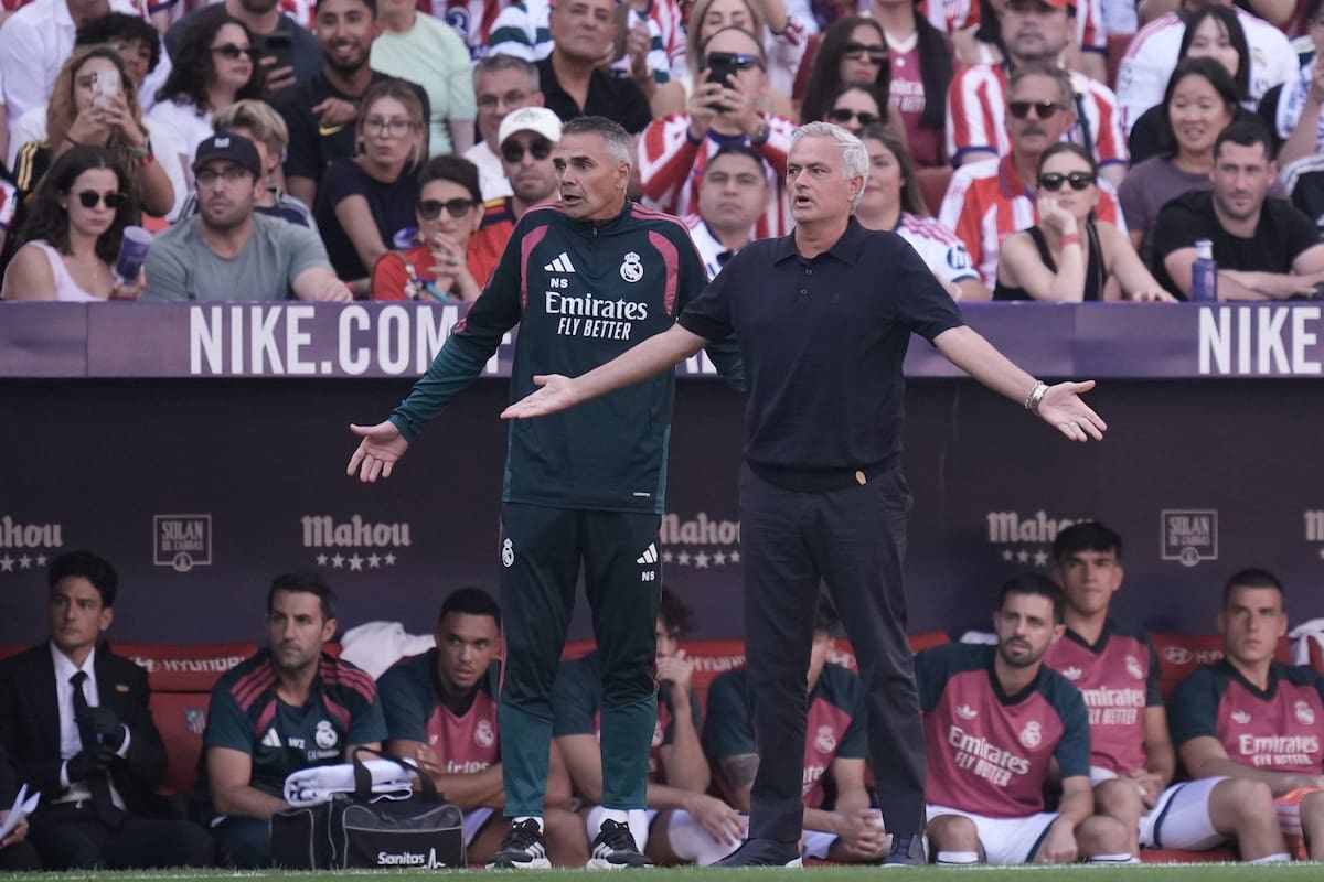 El entrenador del Real Madrid, José Mourinho (a la derecha), hace gestos durante un partido de la Li
