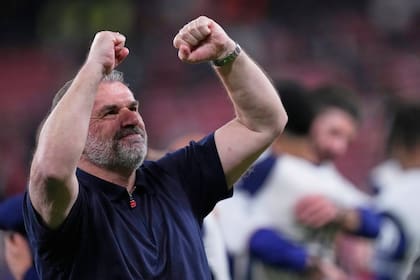 El entrenador del Tottenham Ange Postecoglou celebra la victoria en la final de la Liga Europa ante el Manchester United el miércoles 21 de mayo del 2025. (AP Foto/Jose Breton)