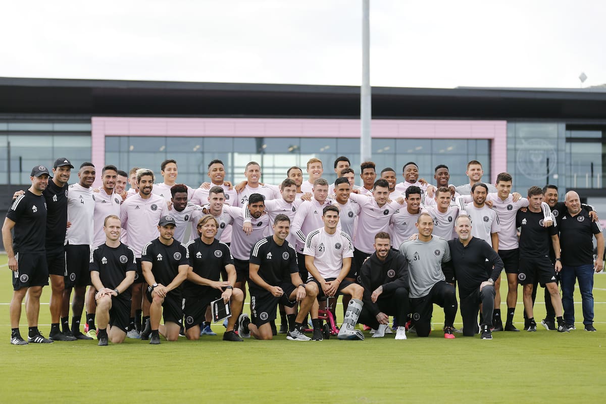El entrenador Diego Alonso, propietario y presidente de operaciones David Beckham y el propietario Jorge Mas, del Inter Miami CF posan para una foto con el equipo en el Estadio Inter Miami CF el 25 de febrero de 2020 en Fort Lauderdale, Florida