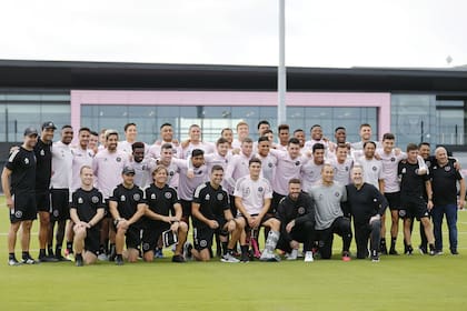 El entrenador Diego Alonso, propietario y presidente de operaciones David Beckham y el propietario Jorge Mas, del Inter Miami CF posan para una foto con el equipo en el Estadio Inter Miami CF el 25 de febrero de 2020 en Fort Lauderdale, Florida