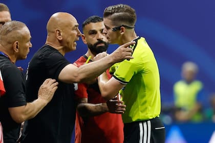El entrenador egipcio Hossam Hassan protagonizó una serie de cruces que quedaron registrados por distintos videos