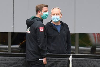 Una nueva realidad: los entrenadores de Freiburg, Christian Streich, y Werder Bremen, Florian Kohfeld, conversan sin sacarse sus barbijos antes del choque de sus equipos.