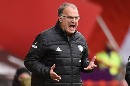 El entrenador en jefe argentino del Leeds United, Marcelo Bielsa, hace gestos en la línea de banda durante el partido de fútbol de la Premier League inglesa entre Sheffield United y Leeds United en Bramall Lane en Sheffield, norte de Inglaterra, el 27 de septiembre de 2020