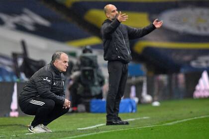Bielsa y Guardiola, dos directores técnicos que siguen el partido con concentración e intensidad