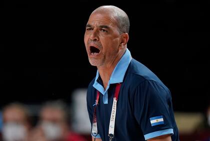 El entrenador en jefe de Argentina, Sergio Hernández, reacciona durante el juego de la ronda preliminar de baloncesto masculino contra Eslovenia en los Juegos Olímpicos de Verano de 2020, el lunes 26 de julio de 2021, en Saitama, Japón.