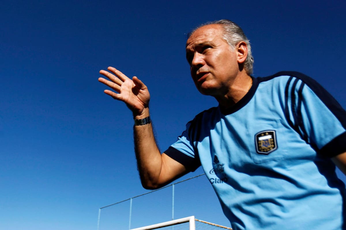 El entrenador en jefe de la selección argentina de fútbol, Alejandro Sabella, reacciona durante una entrevista con Reuters en la sede del equipo en Buenos Aires, en esta imagen tomada el 19 de abril de 2012