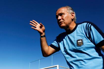 El entrenador en jefe de la selección argentina de fútbol, Alejandro Sabella, reacciona durante una entrevista con Reuters en la sede del equipo en Buenos Aires, en esta imagen tomada el 19 de abril de 2012