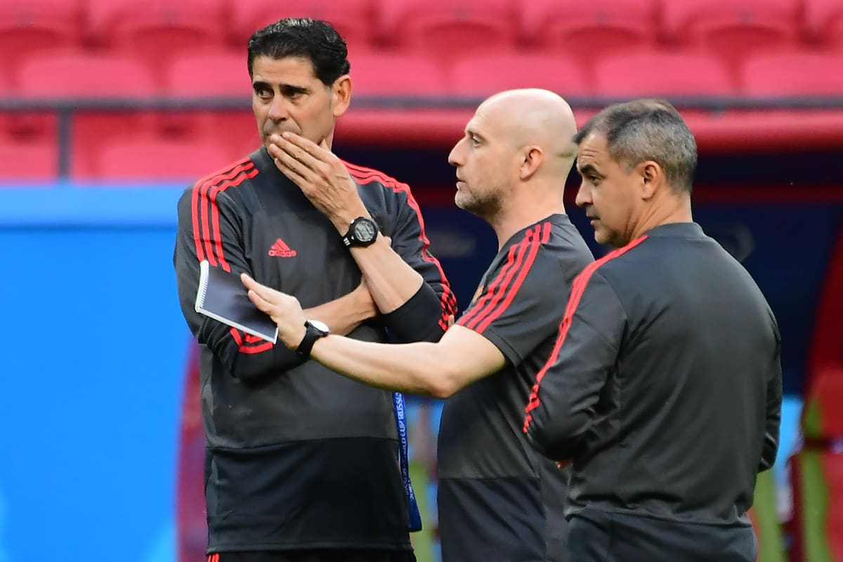 El entrenador español Fernando Hierro y sus colaboradores más cercanos, que todavía apuestan a las notas en papel