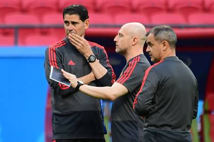 El entrenador español Fernando Hierro y sus colaboradores más cercanos, que todavía apuestan a las notas en papel