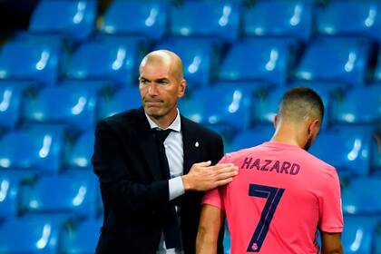La derrota en Manchester ya es un hecho y Zinedine Zidane, entrenador de Real Madrid, intenta consolar al belga Eden Hazard. El equipo blanco, de vacaciones, ya piensa en la próxima temporada.