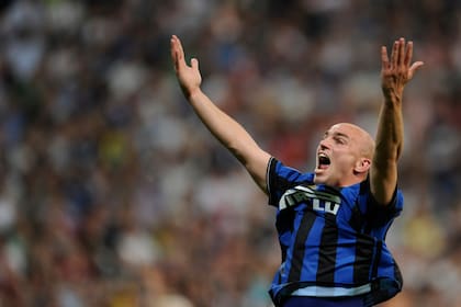 El entrenador José Mourinho resaltó las virtudes de Esteban Cambiasso, una de las piezas destacadas de la campaña histórica de Inter; el volante quedó fuera de la lista de convocados del DT Diego Maradona para el Mundial de Sudáfrica 2010