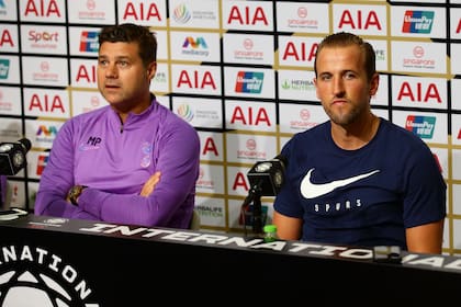 El entrenador Mauricio Pochettino y Harry Kane, del Tottenham Hotspur, durante una conferencia de prensa en el Estadio Nacional de Singapur el 19 de julio de 2019