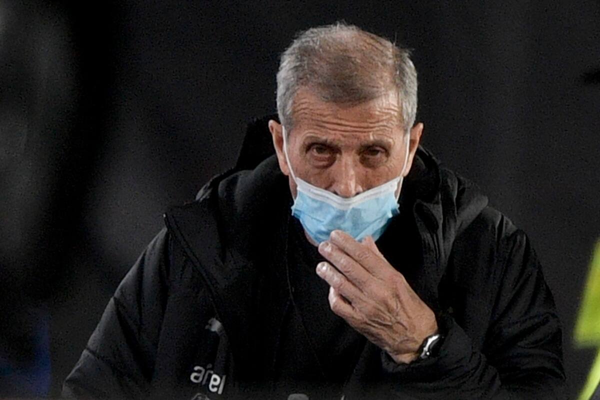 El entrenador Oscar Washington Tabárez parece estar más fuera que dentro del seleccionado uruguayo, que está en zona de repechaje en la eliminatoria para el Mundial Qatar 2022 y tuvo un octubre negro: un punto sobre nueve, con un 0-3 vs. Argentina y un 1-4 vs. Brasil.