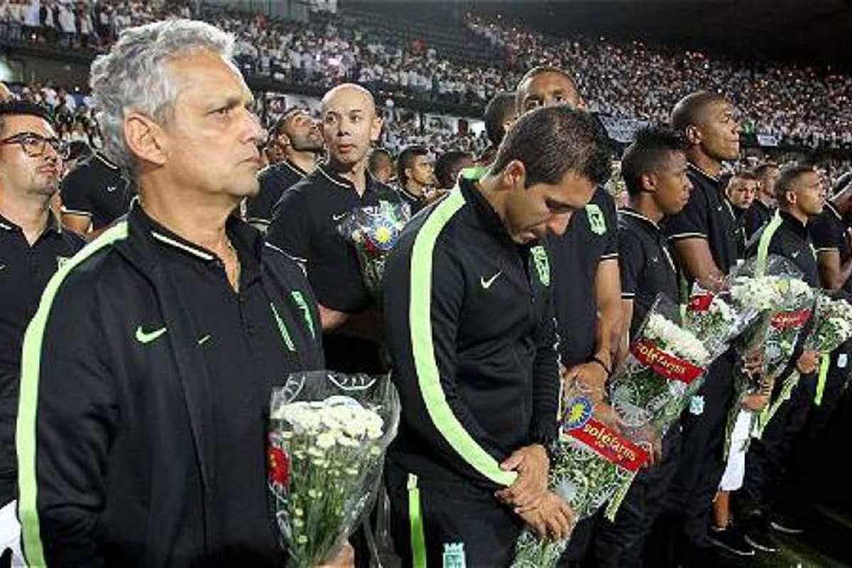 El entrenador Reinaldo Rueda y los jugadores de Atlético Nacional, de Medellín, en un homenaje a las víctimas de la caída del avión que llevaba a los futbolistas de Chapecoense; el equipo colombiano no dudó de pedir que se le cediera la Copa Sudamericana a su adversario brasileño.