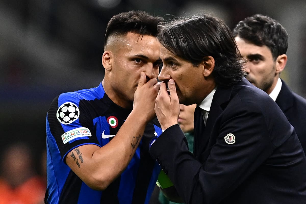 El entrenador Simone Inzaghi habla con Lautaro Martinez, delantero de Inter que se quedó afuera de la selección por una lesión: ¿llegará para jugar con Bayern Munich?