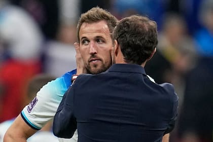 El entrenador Southgate consuela a Kane tras la eliminación de Inglaterra